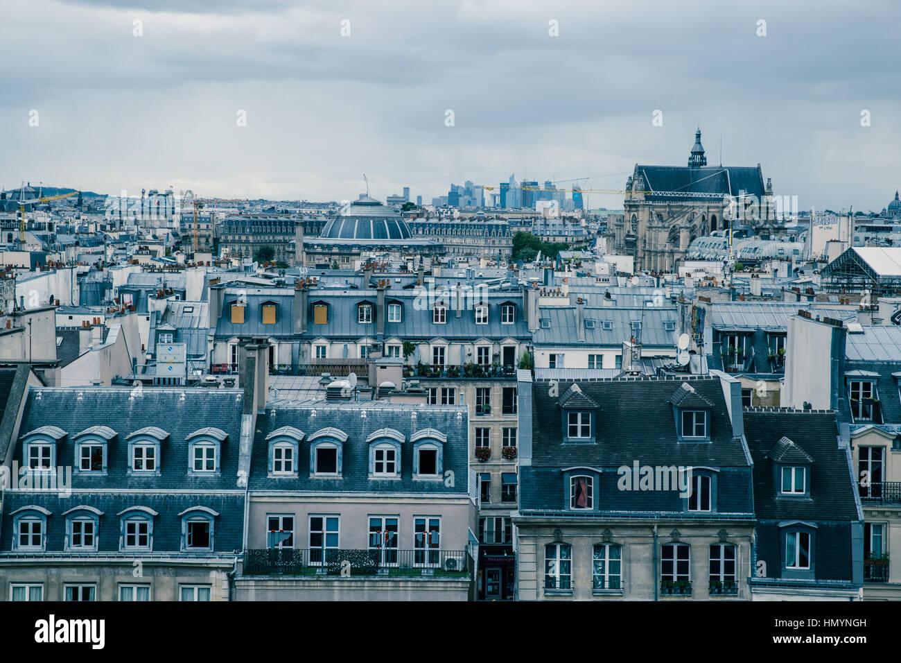 Paris Stadt Gebäude Dächer an bewölkten Tag Stockfoto
