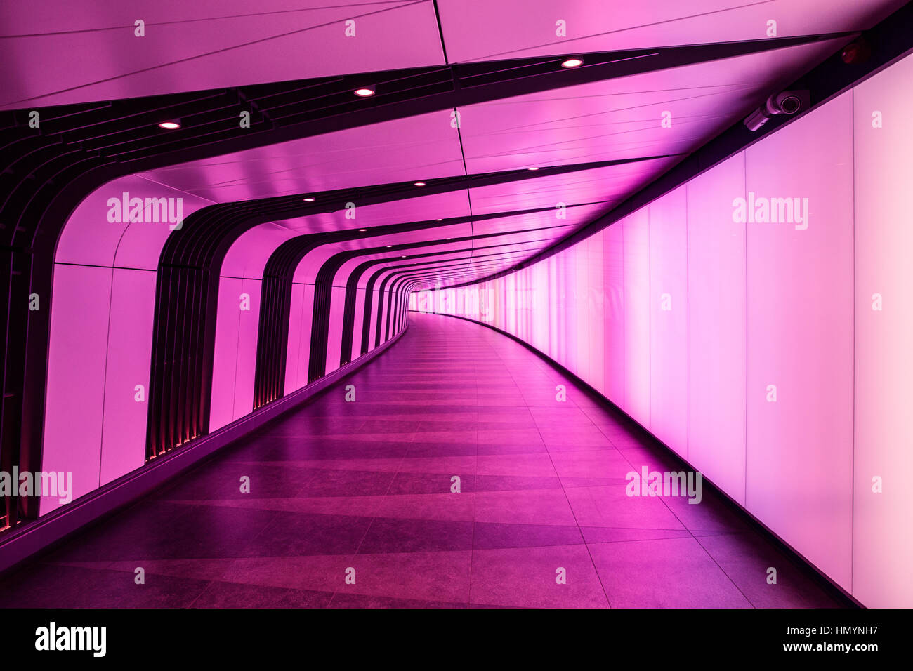 Moderne City-Tunnel in der Nacht Stockfoto