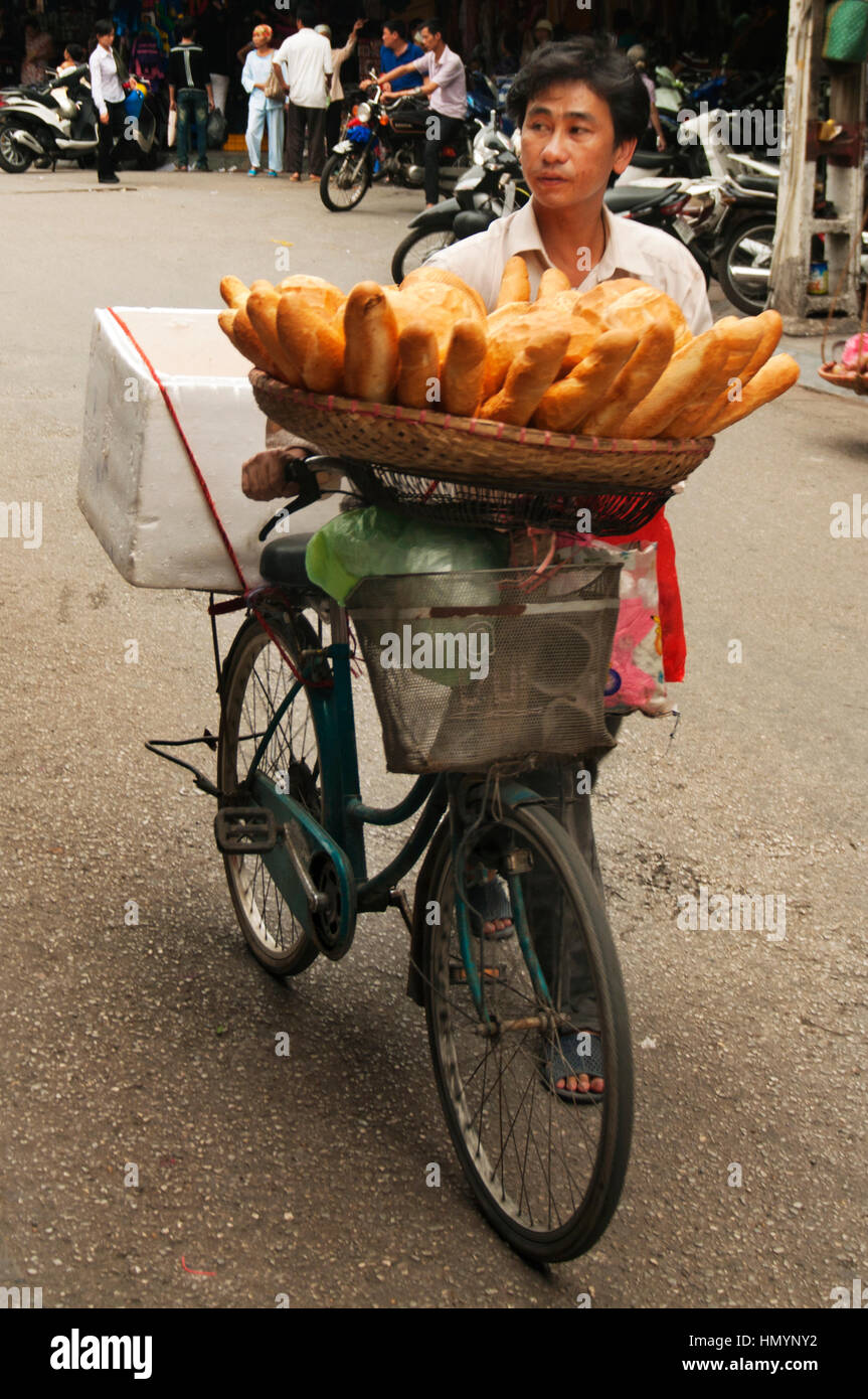 Vietnam. Hanoi. Mann Brot verkauft Stockfoto