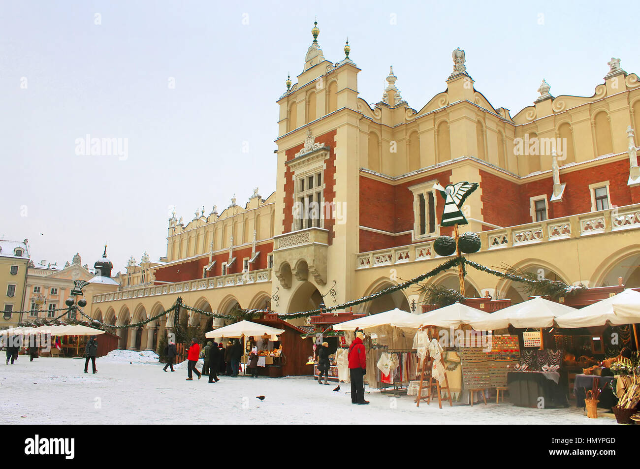 Krakau, Polen - 29. Dezember 2010: Unbekannte Peple auf Silvester Messe in Ihrer Nähe die Tuchhallen in Krakau, Polen Stockfoto