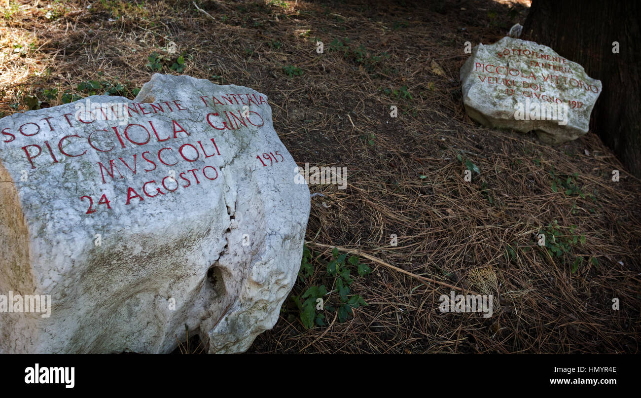 Unermessliche Trauer: Eine Mutter und der Krieg - zwei Steine erinnern sich an den Tod zweier Brüder während des ersten Weltkriegs, Remembrance Park, Triest, Italien Stockfoto