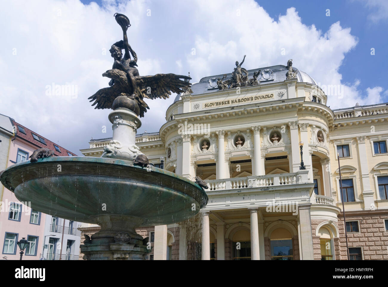 Bratislava (Preßburg): Slowakische Nationaltheater mit Ganymede Brunnen,, Slowakei Stockfoto