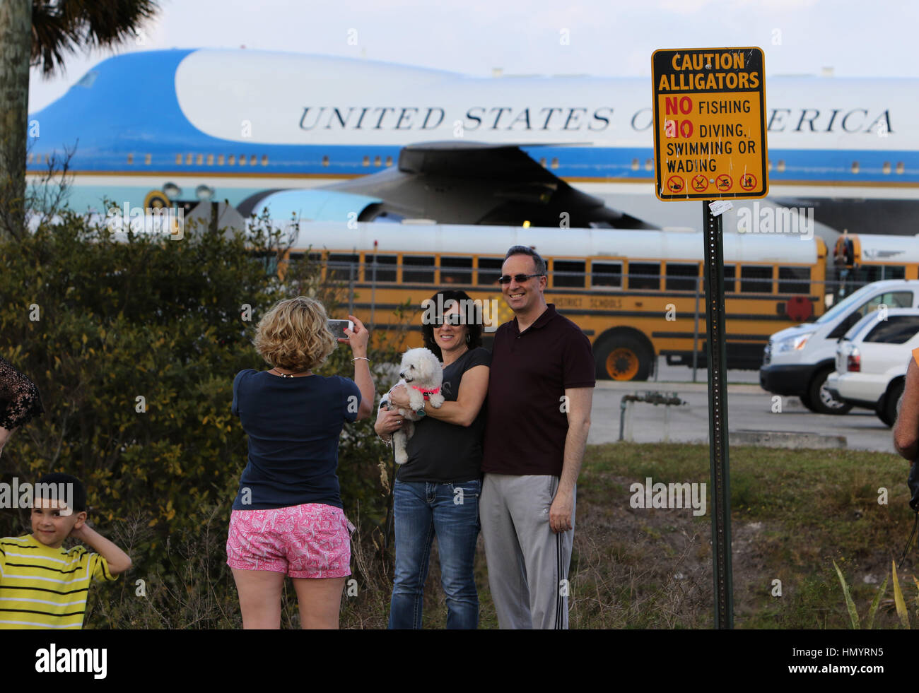 Ein Schild warnt Touristen von Alligatoren in einem Kanal wie sie sammeln, um zu sehen und Fotografieren der Air Force One, die Präsident Flugzeug. Die Boeing 747 Stockfoto