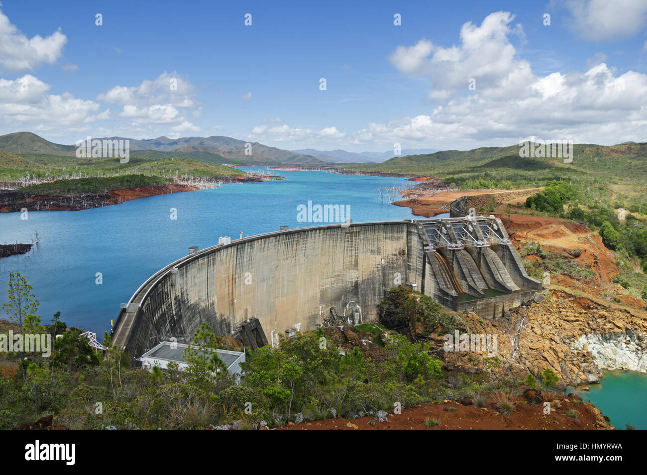 Yate See und Beton Arch und Schwerkraft Damm in Neu-Kaledonien Stockfoto