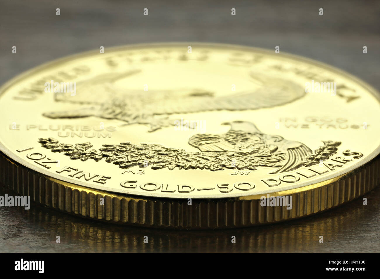 1 Unze American gold Eagle Anlagemünze auf hölzernen Hintergrund Stockfoto
