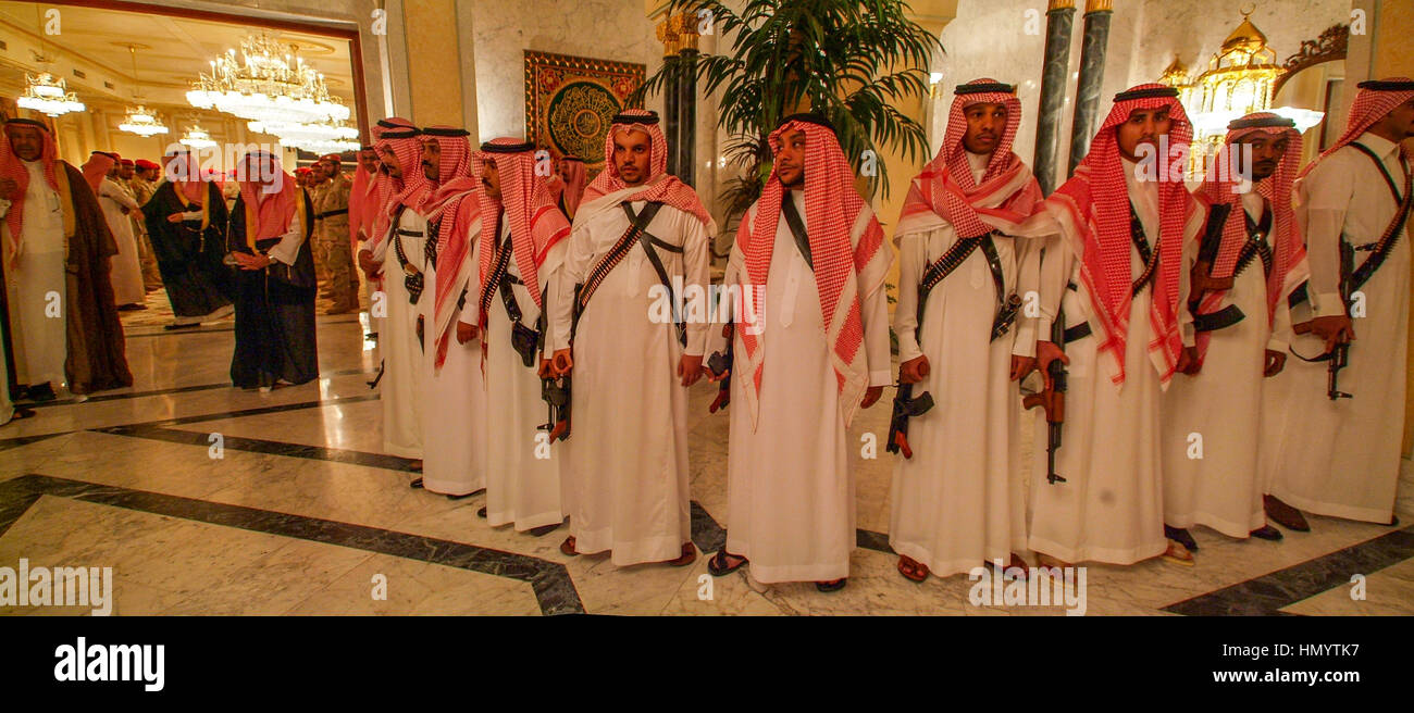 Royal Palace Wachen der Herrscher Saudi-Arabiens König Salman, vor dem Nachfolger von König Abdullah auf den Thron, während noch Gouverneur oder Riyadh Provinz, gezeigt in seinem Palast in Riad. Stockfoto