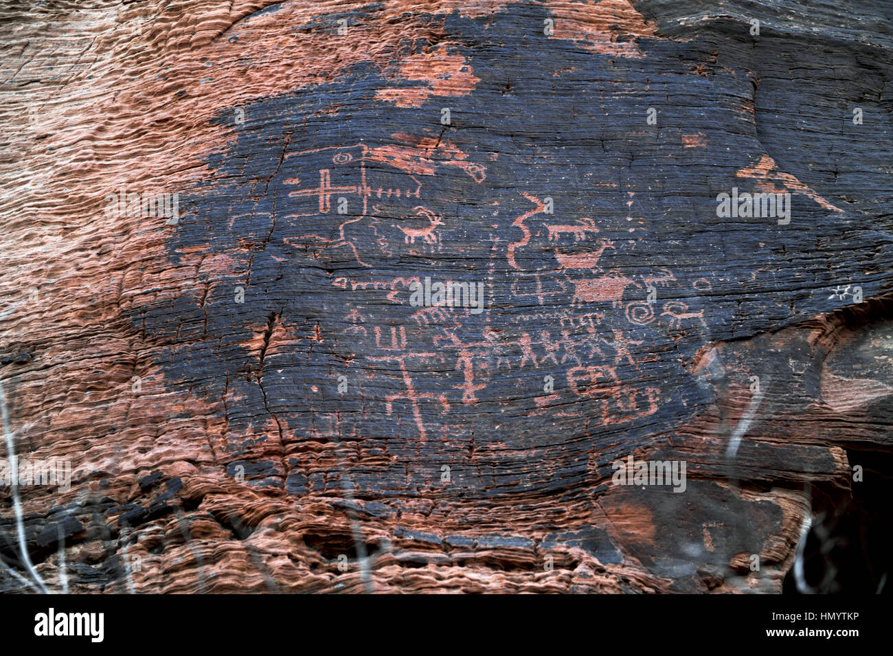 Valley of Fire State Park verfügt über 2.000 Jahre alte Felszeichnungen in massiven roten Sandstein-Formationen in der Mohave Wüste geschnitzt. Stockfoto