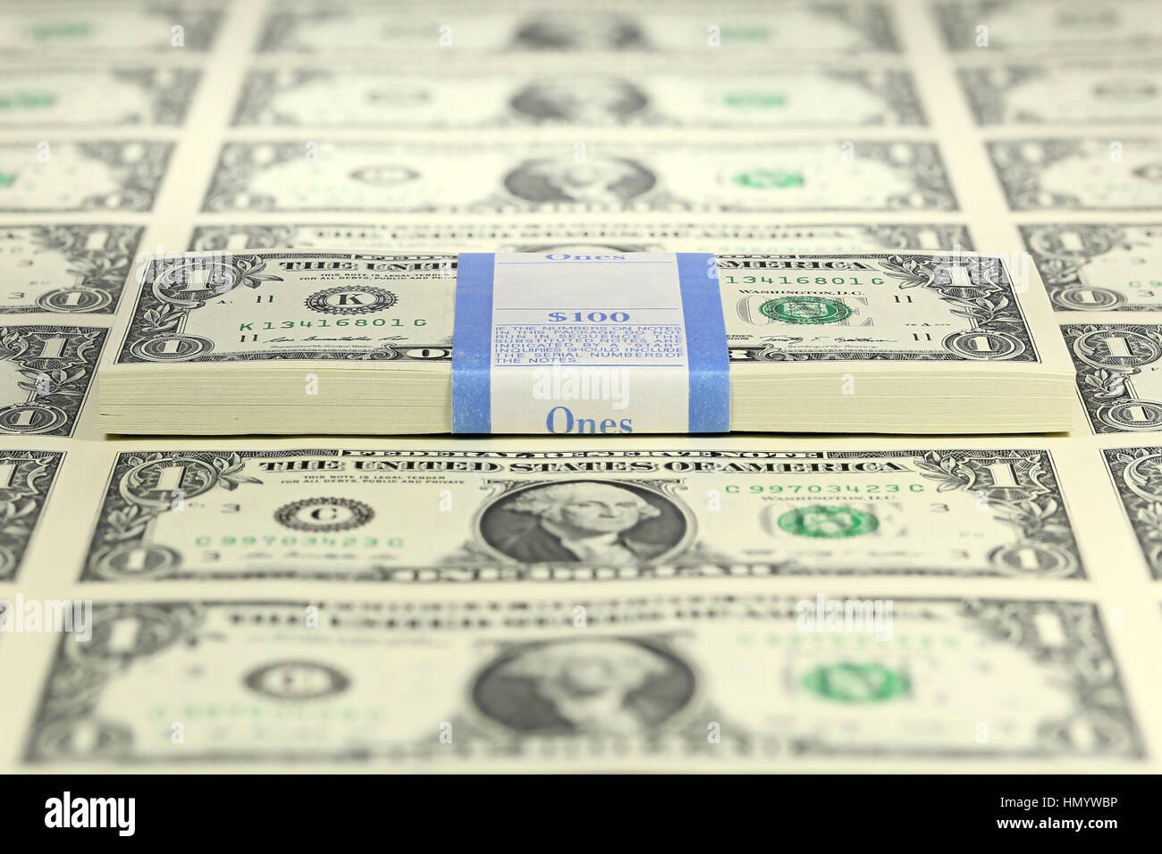 Bündel von 1-Dollar-Noten auf uncut 1-Dollar-Blatt Stockfoto