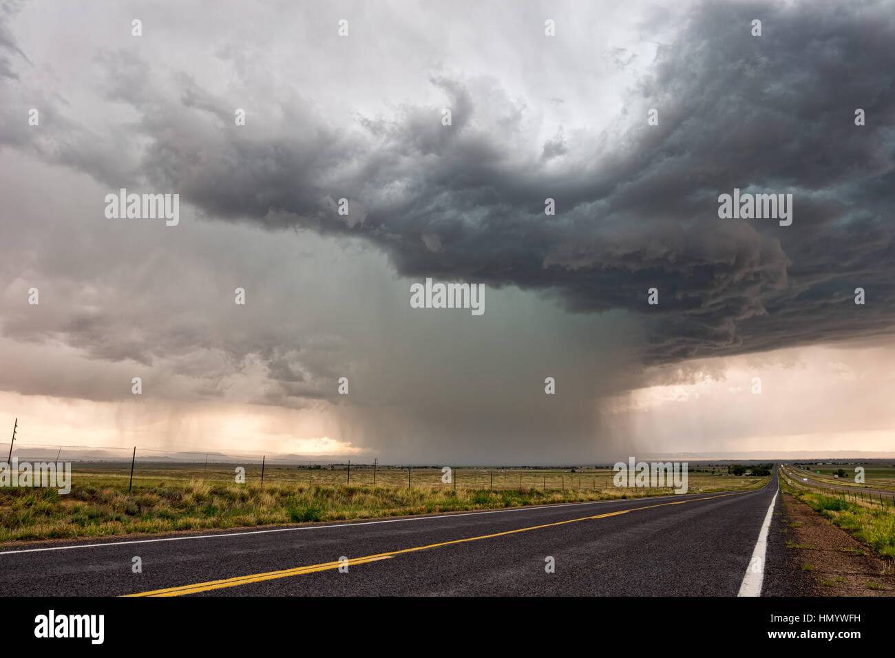 Gewitter mit dunklen Wolken und starkem Regen in der Nähe von Springer, New Mexico Stockfoto