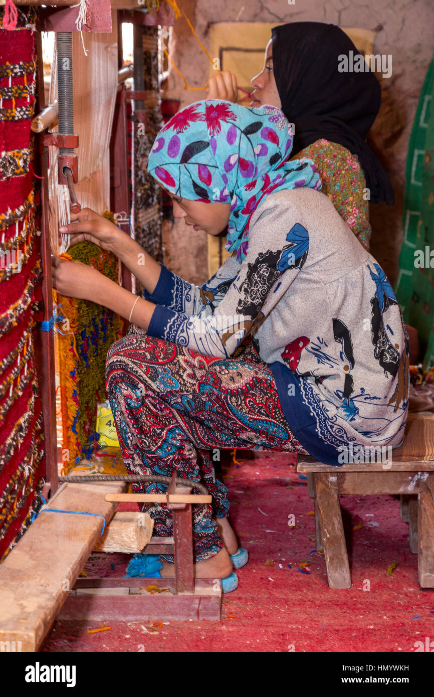 Marokko.  Junge Amazigh Berber Mädchen an einem Webstuhl zu arbeiten.  Ait Benhaddou Ksar, ein UNESCO-Welterbe. Stockfoto