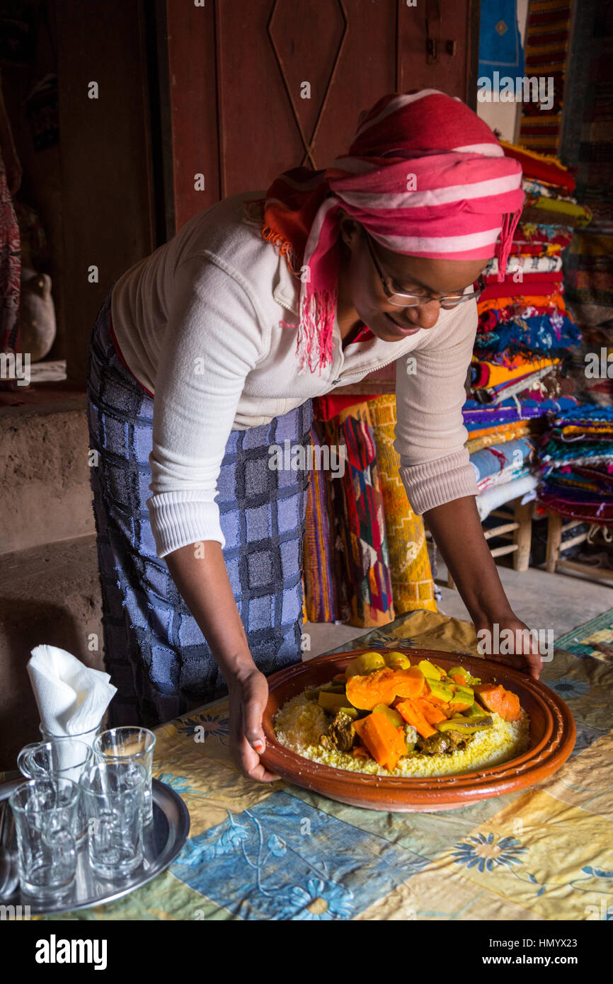 Marokko. Frau des afrikanischen Berber Ethnicity Couscous an den Tisch