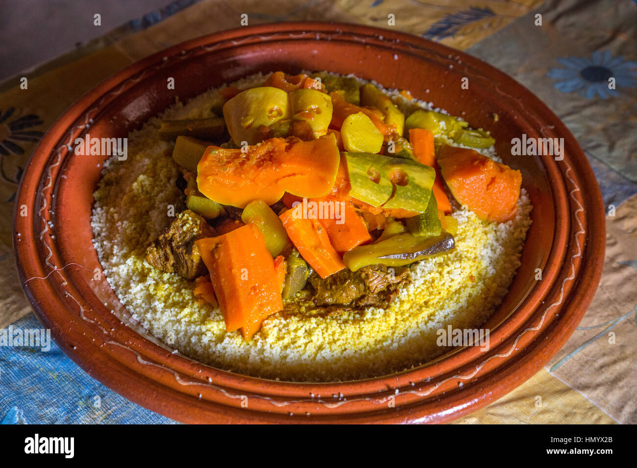 Marokko.  Marokkanischer Couscous zum Mittagessen.  Ait Benhaddou Ksar, ein UNESCO-Welterbe. Stockfoto