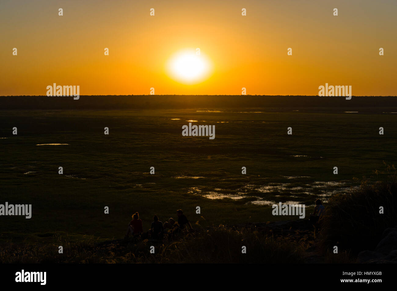 Sonnenuntergang fällt über einen weiten Aue im Top End. Stockfoto