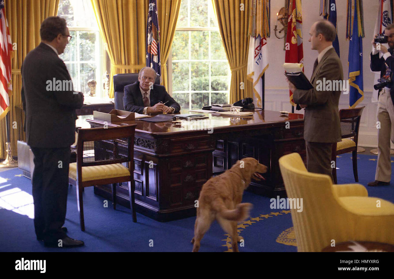 US-Präsident Gerald Ford verleiht mit Staatssekretär Henry Kissinger, links, und National Security Advisor Brent Scowcroft im Oval Office des weißen Hauses 8. Oktober 1974 in Washington, DC. Stockfoto