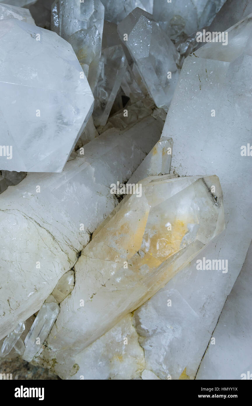 Eine Kolonie von großen Spitzen Quarzkristalle. Stockfoto