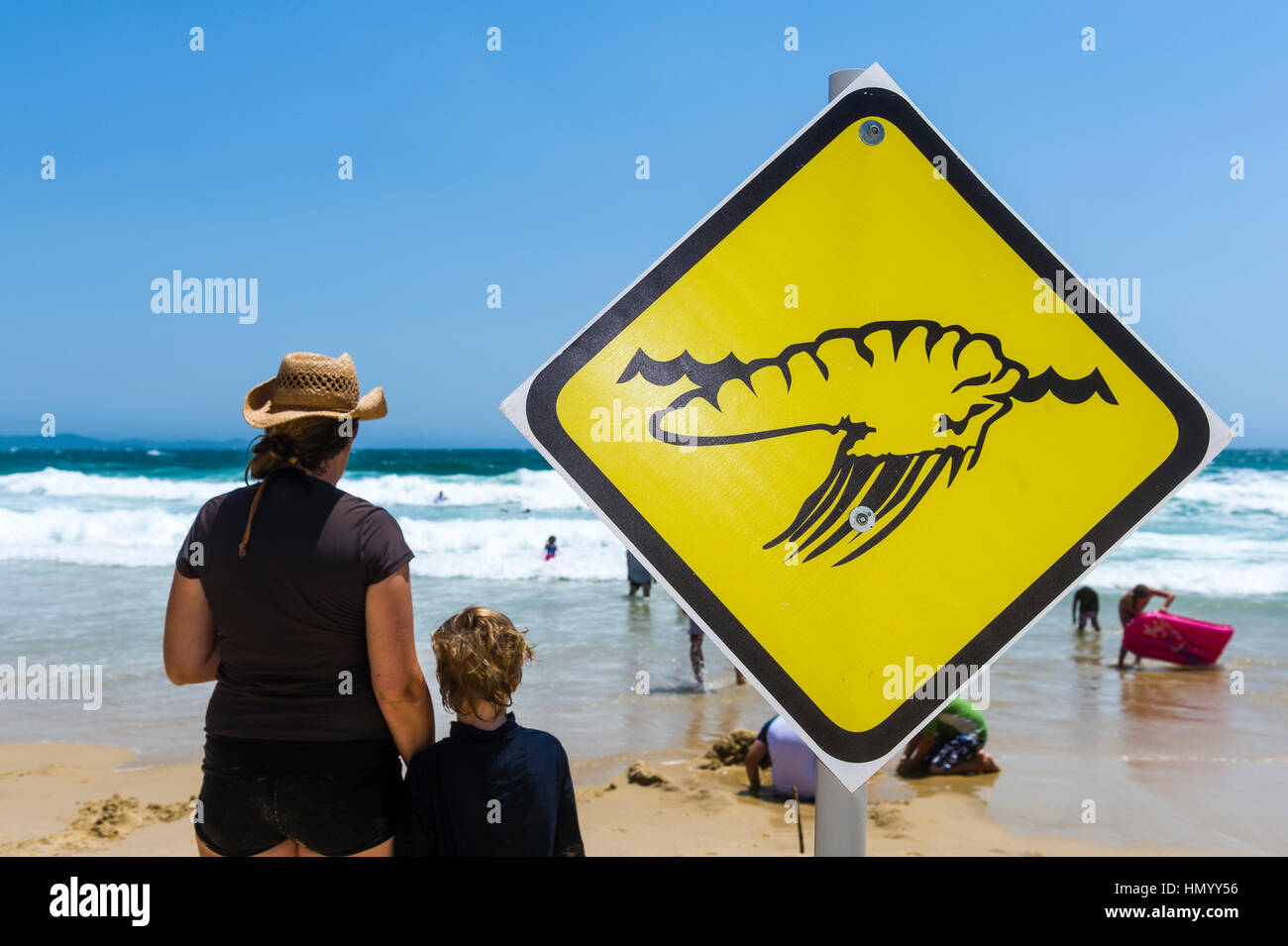 Eine Zusammenarbeit Quallen Warnschild am Strand im Sommer. Stockfoto