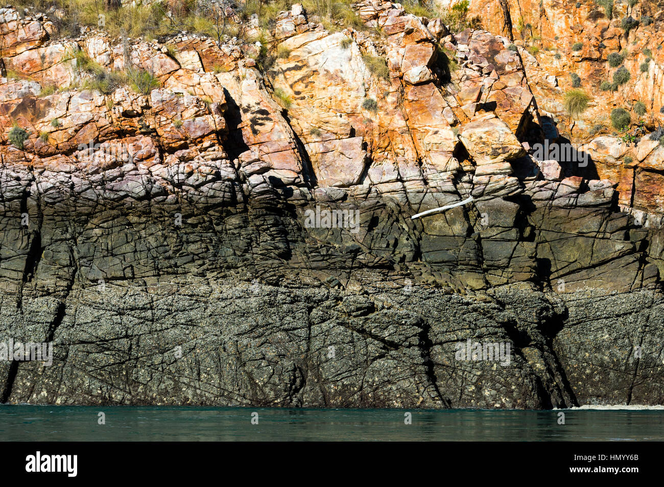 Das Ausblenden Flut Mark und Cyanobakterien Fleck auf einer Sandstein-Klippe über dem Meer. Stockfoto