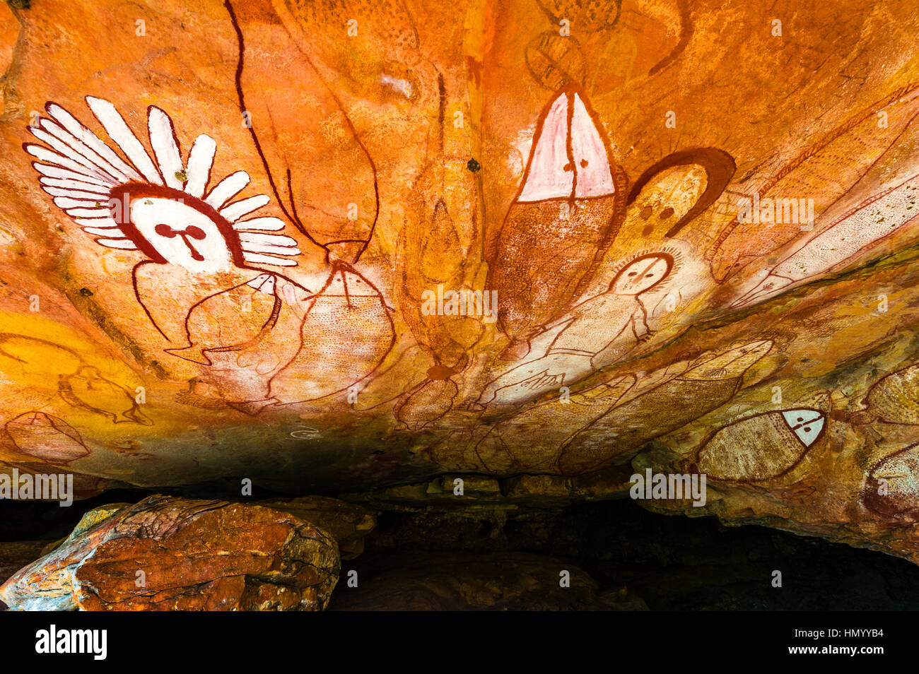 Die reiche Ocker Farben einer Aborigines Malerei Galerie mit The Great Fish Chase. Stockfoto