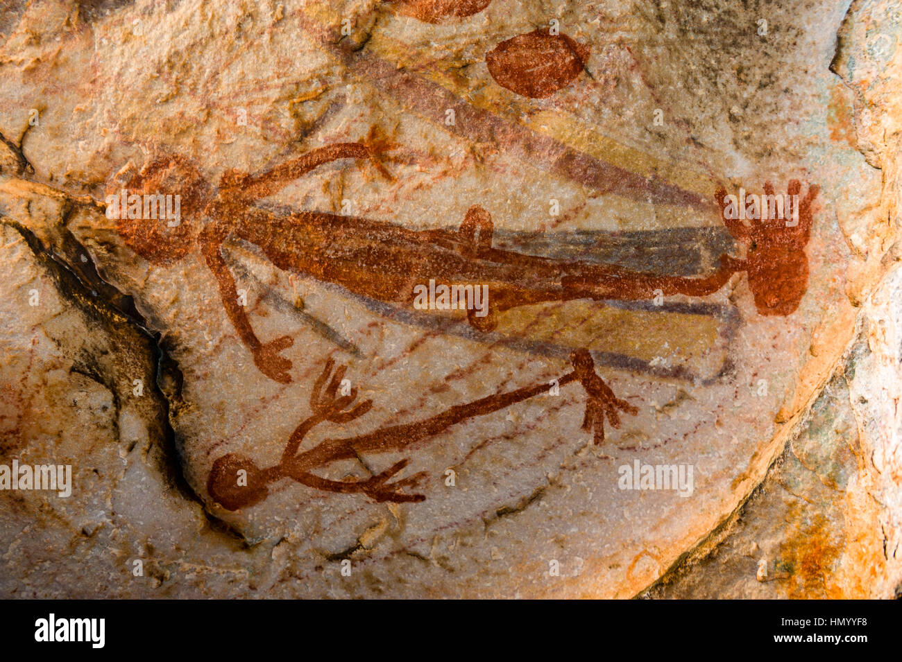 Alten Felsmalereien der Aborigines Gwion Gwion auch bekannt als Bradshaw Felszeichnungen mit einem Tier Figuren wird auf 50.000 geschätzt. Stockfoto