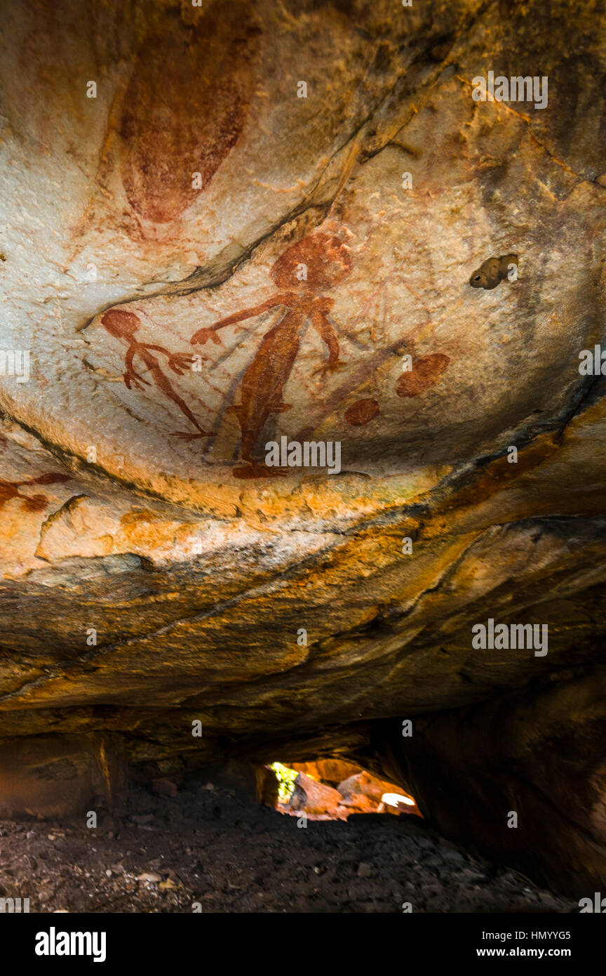 Alten Felsmalereien der Aborigines Gwion Gwion auch bekannt als Bradshaw Felszeichnungen mit einem menschlichen Figuren wird auf 50.000 geschätzt. Stockfoto