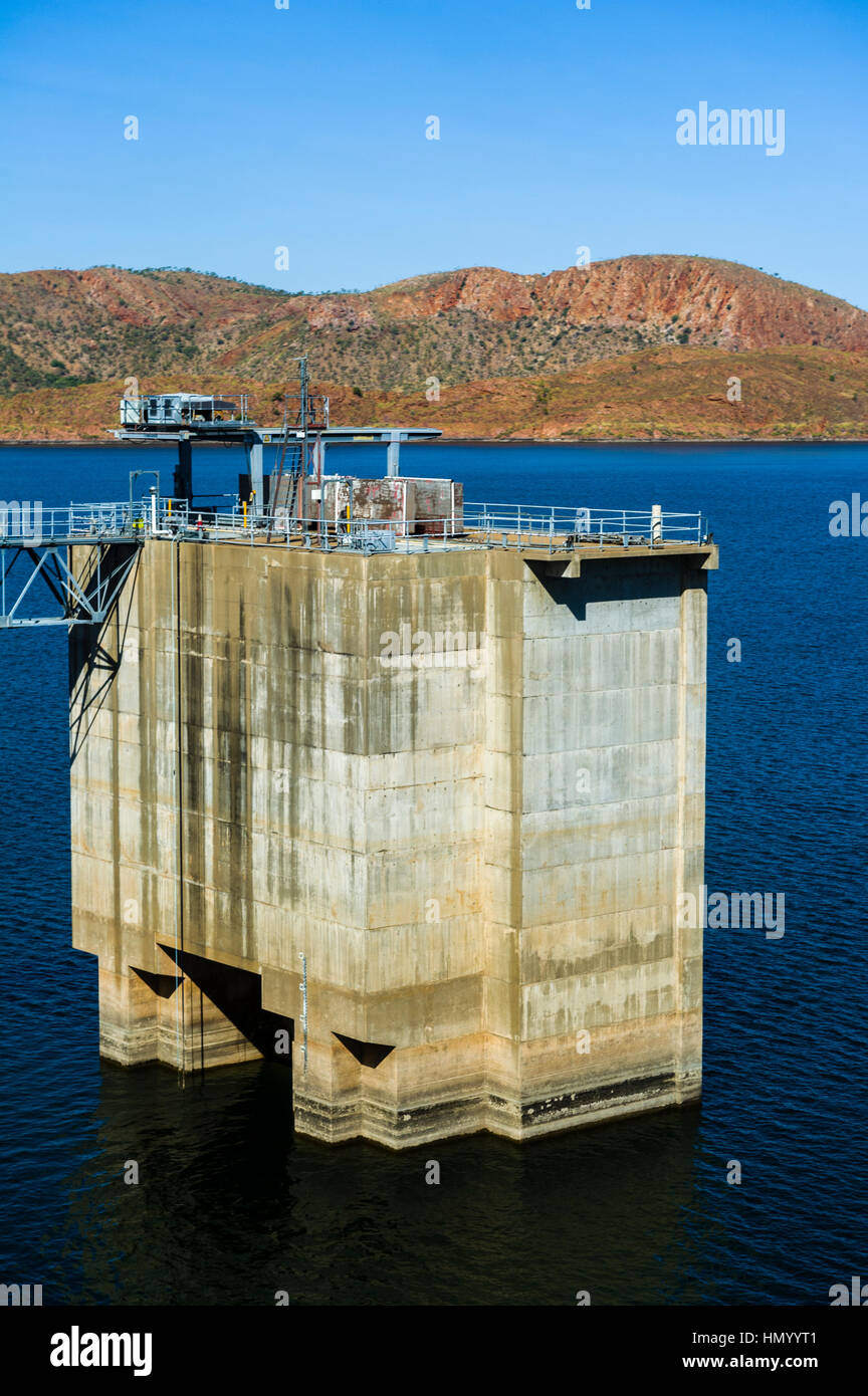 Ein Damm Aufnahme Turm auf dem Lake Argyle-Staumauer. Stockfoto