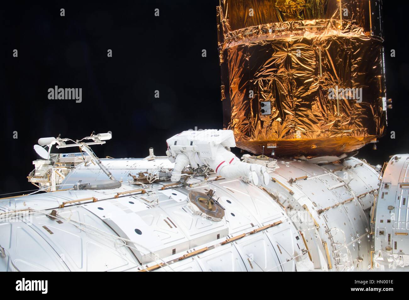 NASA-Expedition 50 erstklassige Besatzung Astronaut, die amerikanische Shane Kimbrough auf der internationalen Raumstation in der Erdumlaufbahn während einen Weltraumspaziergang 13. Januar 2017 arbeitet. Stockfoto