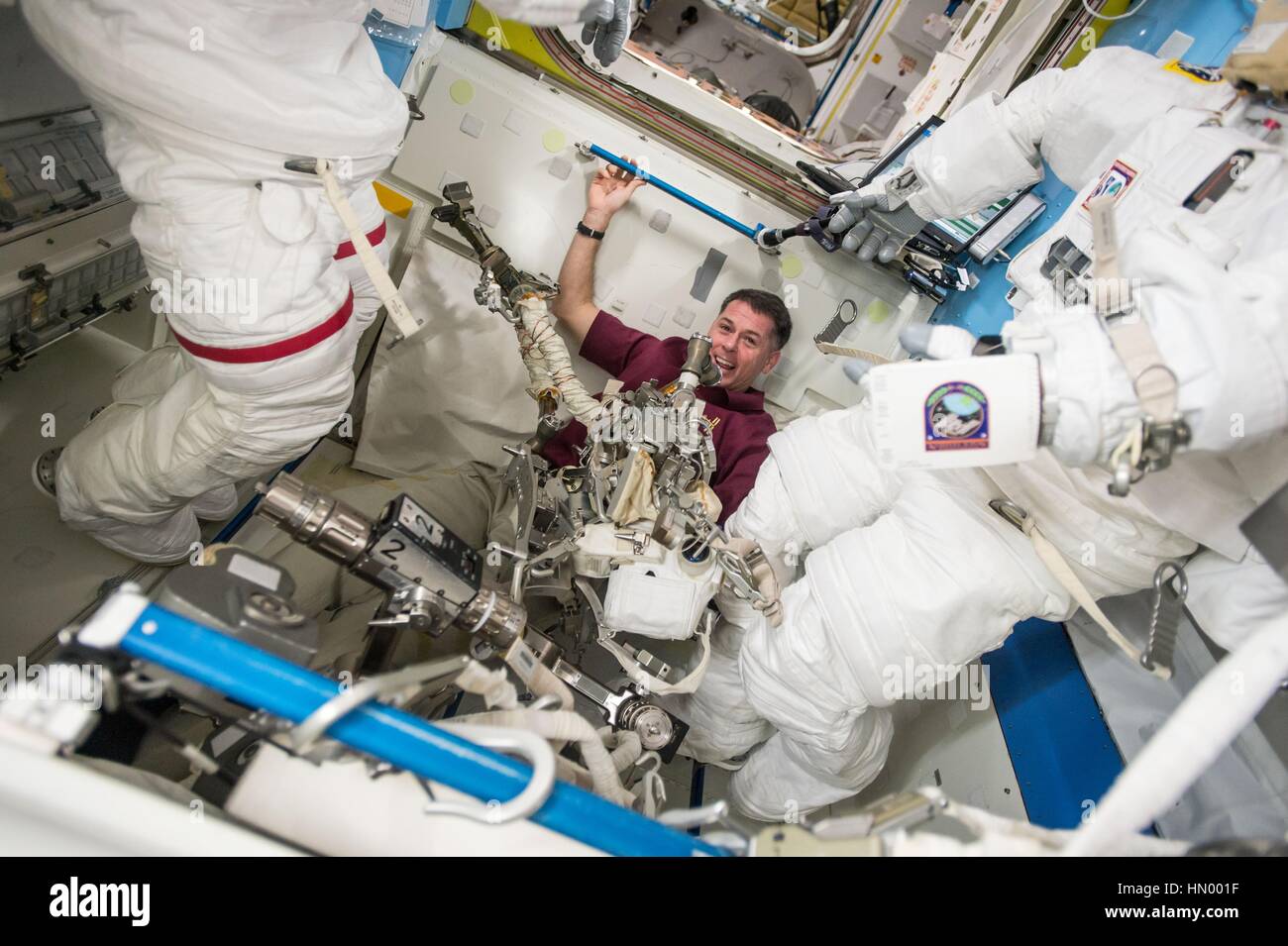 NASA-Expedition 50 erstklassige Besatzung Astronaut amerikanischen Shane Kimbrough sammelt Werkzeuge in der internationalen Raumstation ISS Quest-Schleuse vor einen Weltraumspaziergang 13. Januar 2017 in der Erdumlaufbahn. Stockfoto