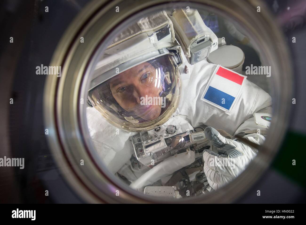 NASA-Expedition 50 erstklassige Crew Mitglied französischer Astronaut Thomas Pesquet von der European Space Agency sieht durch die internationale Raumstation ISS Quest-Luftschleuse vor Beginn seiner Weltraumspaziergang 13. Januar 2017 in der Erdumlaufbahn. Stockfoto