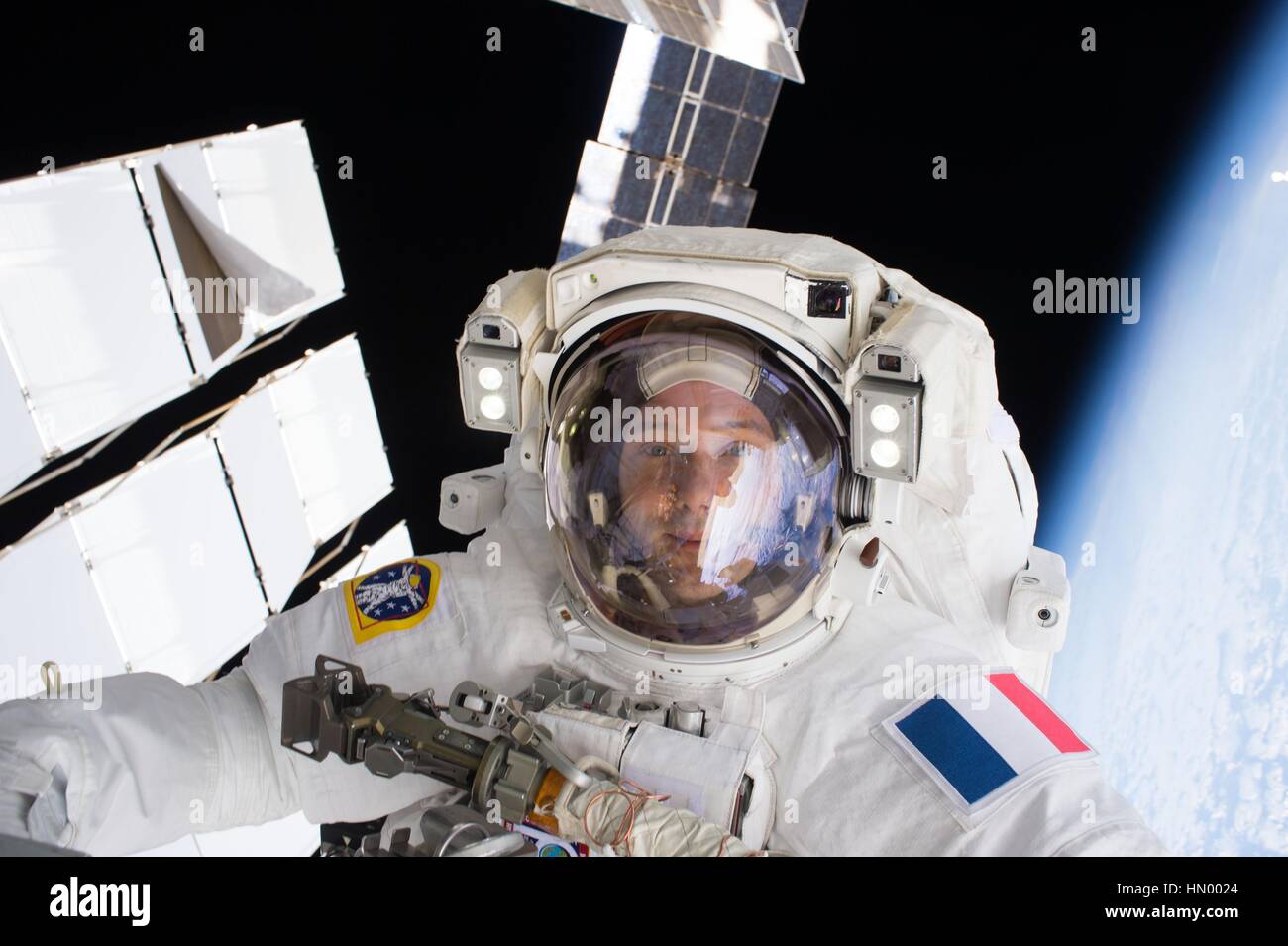 NASA-Expedition 50 erstklassige Crew Mitglied französischer Astronaut Thomas Pesquet von der European Space Agency arbeitet auf der internationalen Raumstation ISS während einem Weltraumspaziergang 13. Januar 2017 in der Erdumlaufbahn. Stockfoto