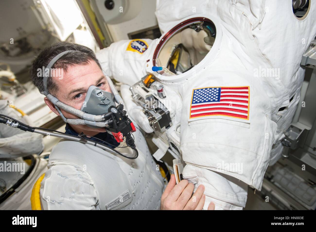 NASA-Expedition 50 erstklassige Besatzung Astronaut amerikanischen Shane Kimbrough atmet reinen Sauerstoff vor einen Weltraumspaziergang in der internationalen Raumstation ISS Quest-Schleuse 13. Januar 2017 in der Erdumlaufbahn. Stockfoto