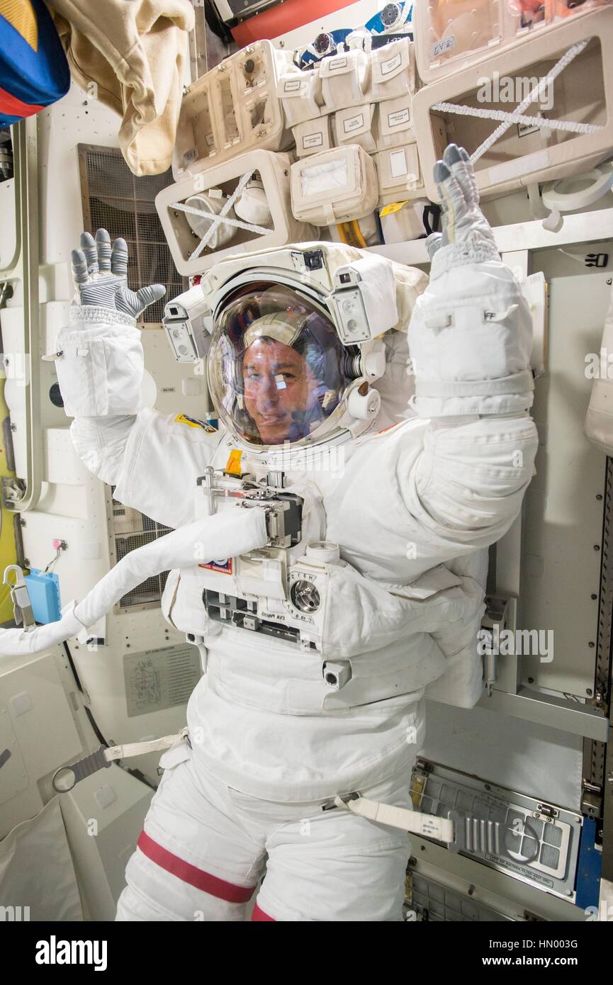 NASA-Expedition 50 erstklassige Besatzung Astronaut setzt American Shane Kimbrough auf seinem Raumanzug in der internationalen Raumstation ISS Quest-Schleuse vor einen Weltraumspaziergang 13. Januar 2017 in der Erdumlaufbahn. Stockfoto