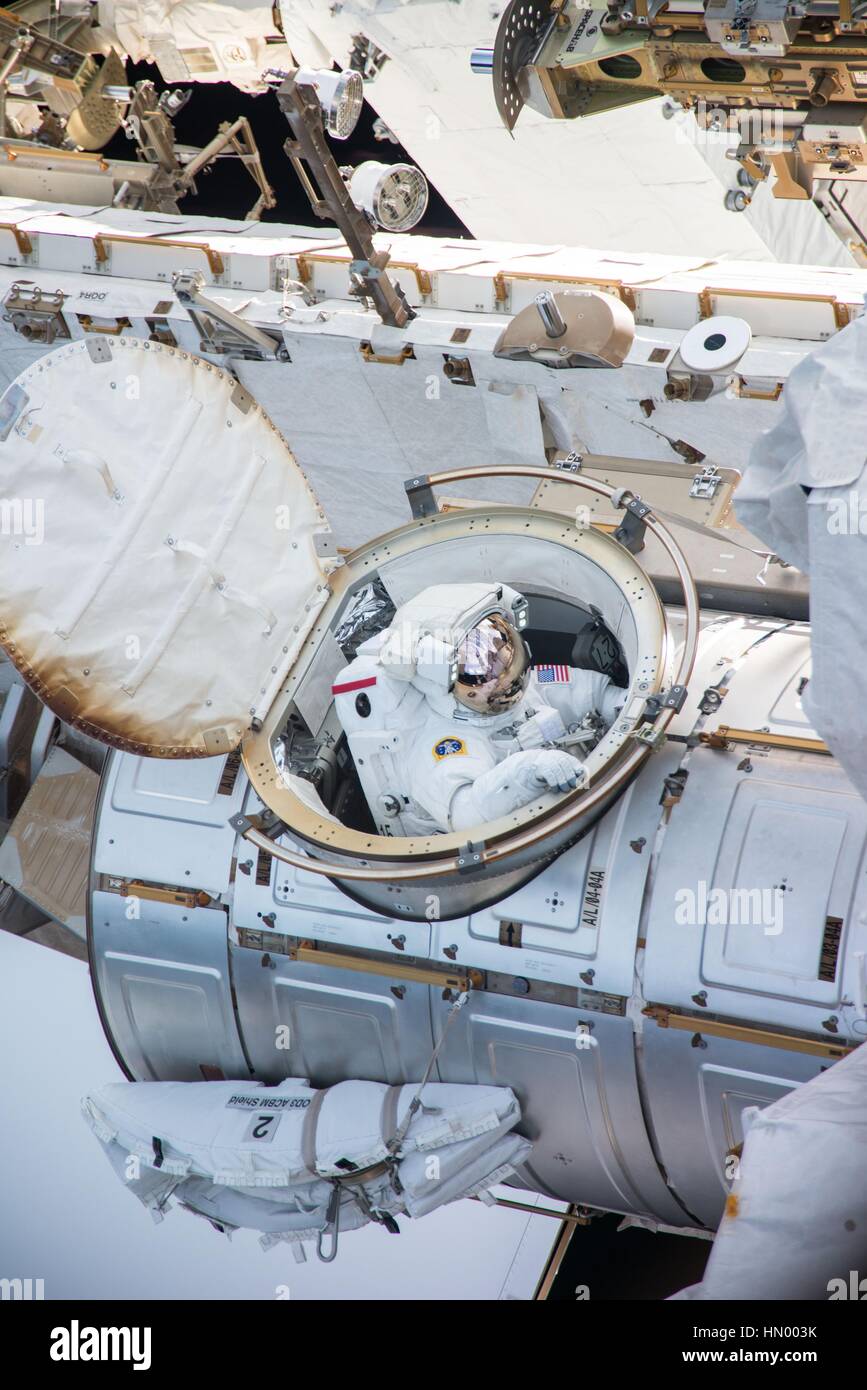 NASA-Expedition 50 erstklassige Besatzung Astronaut amerikanischen Shane Kimbrough klettert aus der internationalen Raumstation Quest-Schleuse seinen Weltraumspaziergang in der Erdumlaufbahn 13. Januar 2017 beginnen. Stockfoto