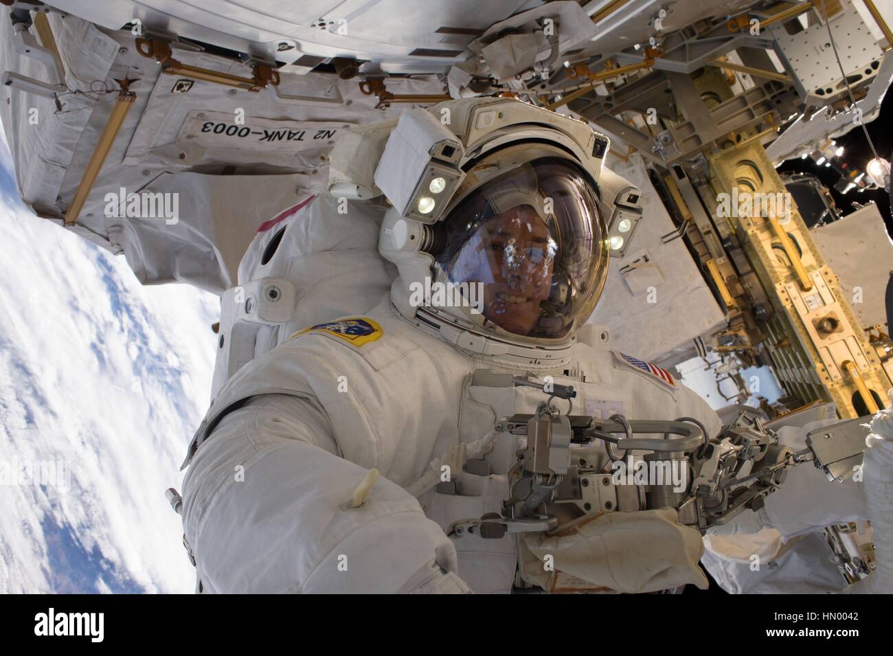 NASA-Expedition 50 erstklassige Besatzung Astronaut, die amerikanische Shane Kimbrough auf der internationalen Raumstation in der Erdumlaufbahn während einen Weltraumspaziergang 13. Januar 2017 arbeitet. Stockfoto