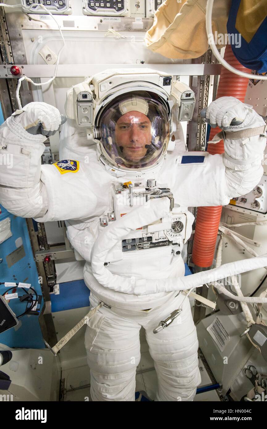 NASA-Expedition 50 erstklassige Crew Mitglied französischer Astronaut Thomas Pesquet von der European Space Agency setzt auf seinem Raumanzug in der internationalen Raumstation ISS Quest-Schleuse vor einen Weltraumspaziergang 13. Januar 2017 in der Erdumlaufbahn. Stockfoto