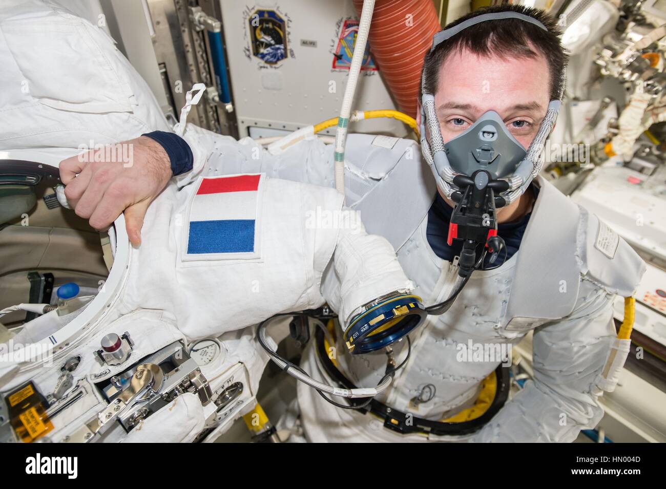 NASA-Expedition 50 erstklassige Crew Mitglied französischer Astronaut Thomas Pesquet von der European Space Agency atmet reinen Sauerstoff vor einen Weltraumspaziergang in der internationalen Raumstation ISS Quest-Schleuse 13. Januar 2017 in der Erdumlaufbahn. Stockfoto