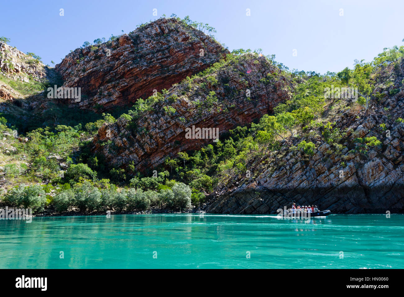 Touristen in einem schmuddeligen erkunden die Geologie der Wüste Schlucht an der Küste von Kimberley. Stockfoto