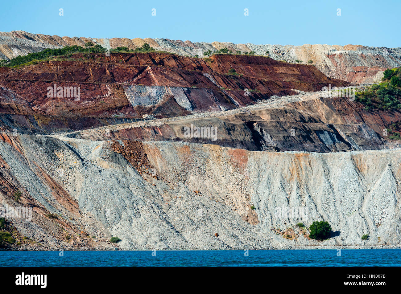 Die Schlacke jede Menge einer Eisenerzmine arbeiten auf einer Insel. Stockfoto