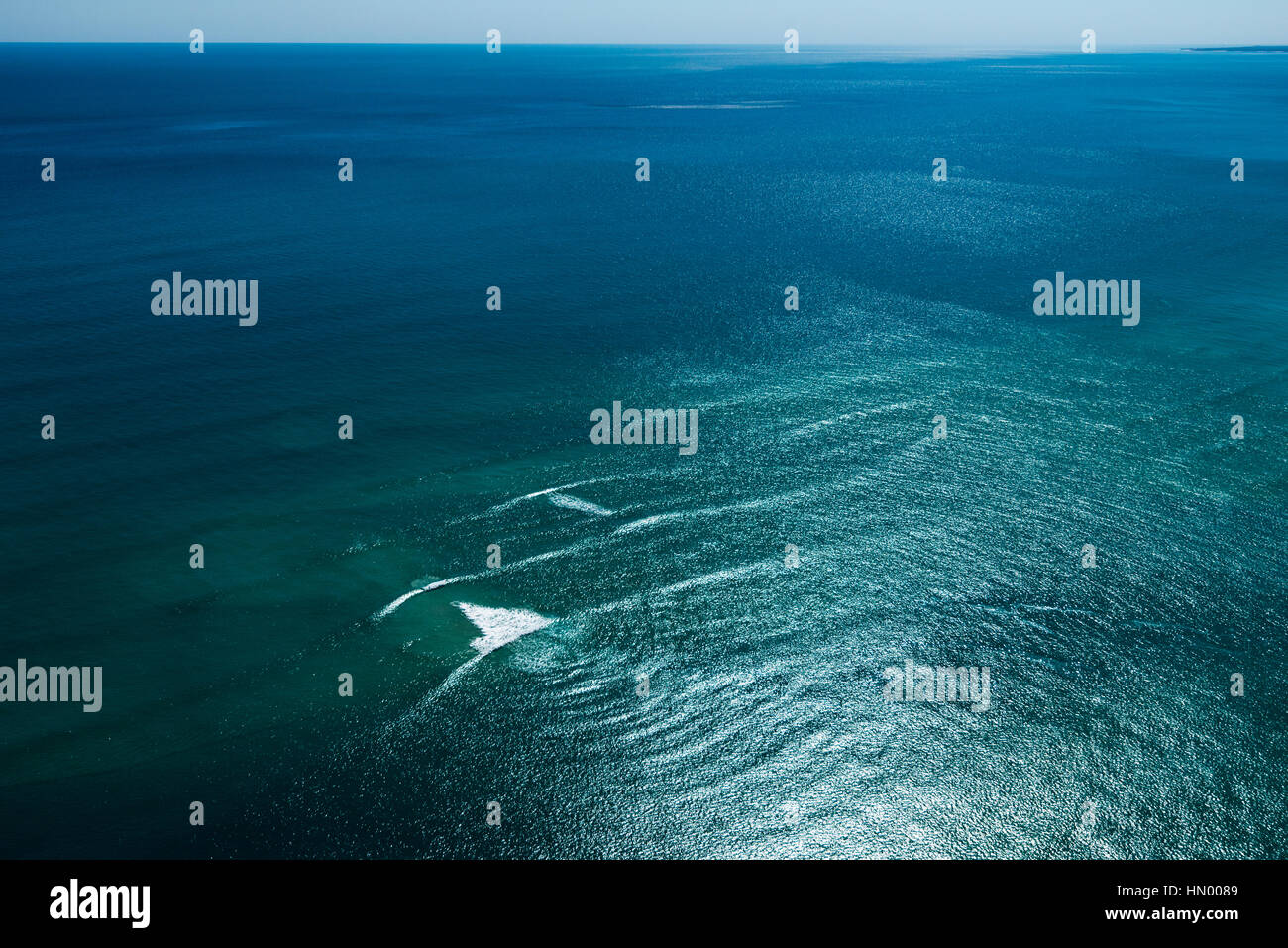 Eine Welle bricht auf einer Sandbank im Meer. Stockfoto