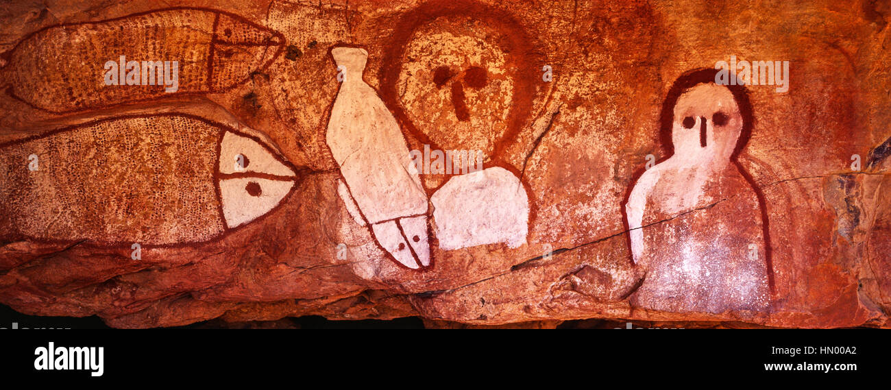 Die reiche Ocker Farben einer Aborigines Malerei Galerie mit The Great Fish Chase. Stockfoto