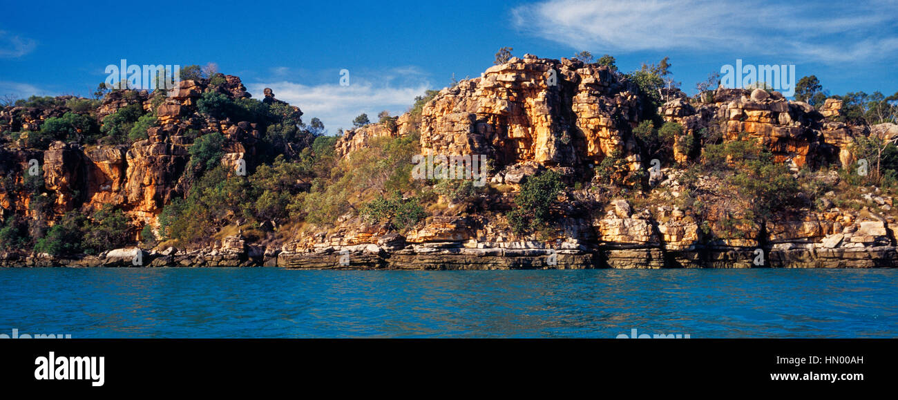 Eine hohe Flut Mark entlang eine robuste Sandstein in der Kimberley-Region. Stockfoto
