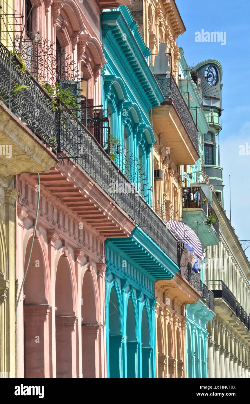 Bunte Fassaden am Plaza De La Fraternidad in Kuba. Stockfoto