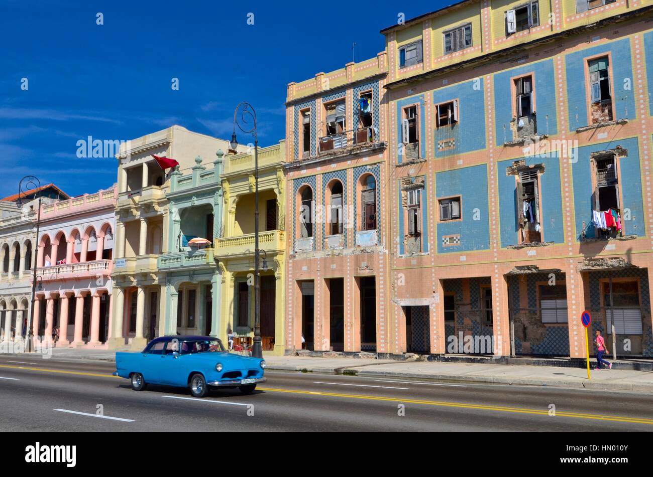 Alte amerikanische Oldtimer auf El Malecon in Havanna. Stockfoto