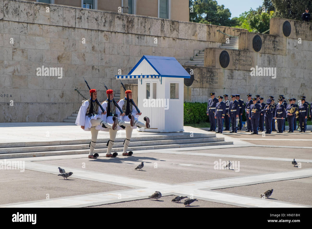 Die Wachablösung vor dem Parlament, Evzonen am Grab des unbekannten Soldaten auf dem Syntagma-Platz in Athen, Griechenland Stockfoto