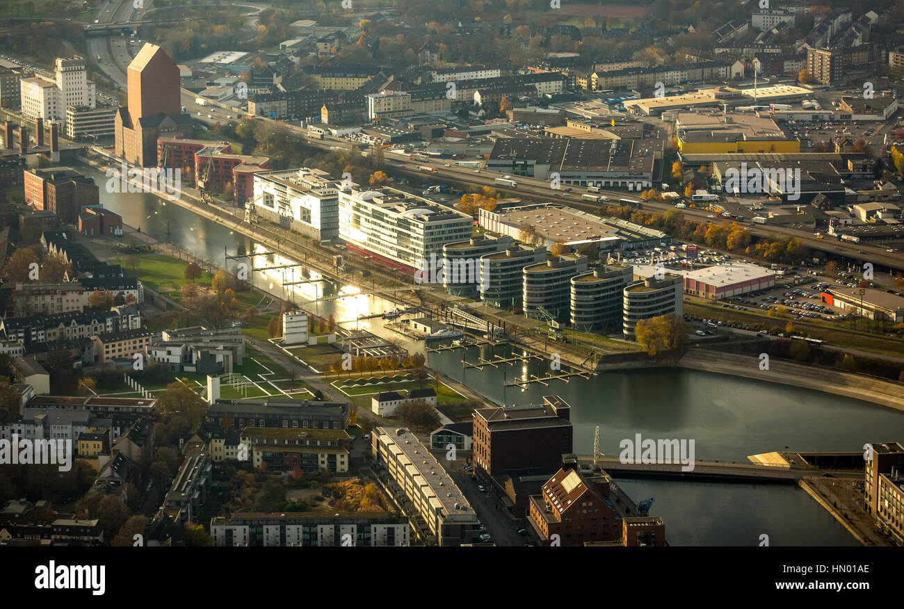 Innenhafen im Abendlicht, Bürogebäude fünf Boote vor Landesarchiv Nordrhein-Westfalen, Rheinland Stockfoto