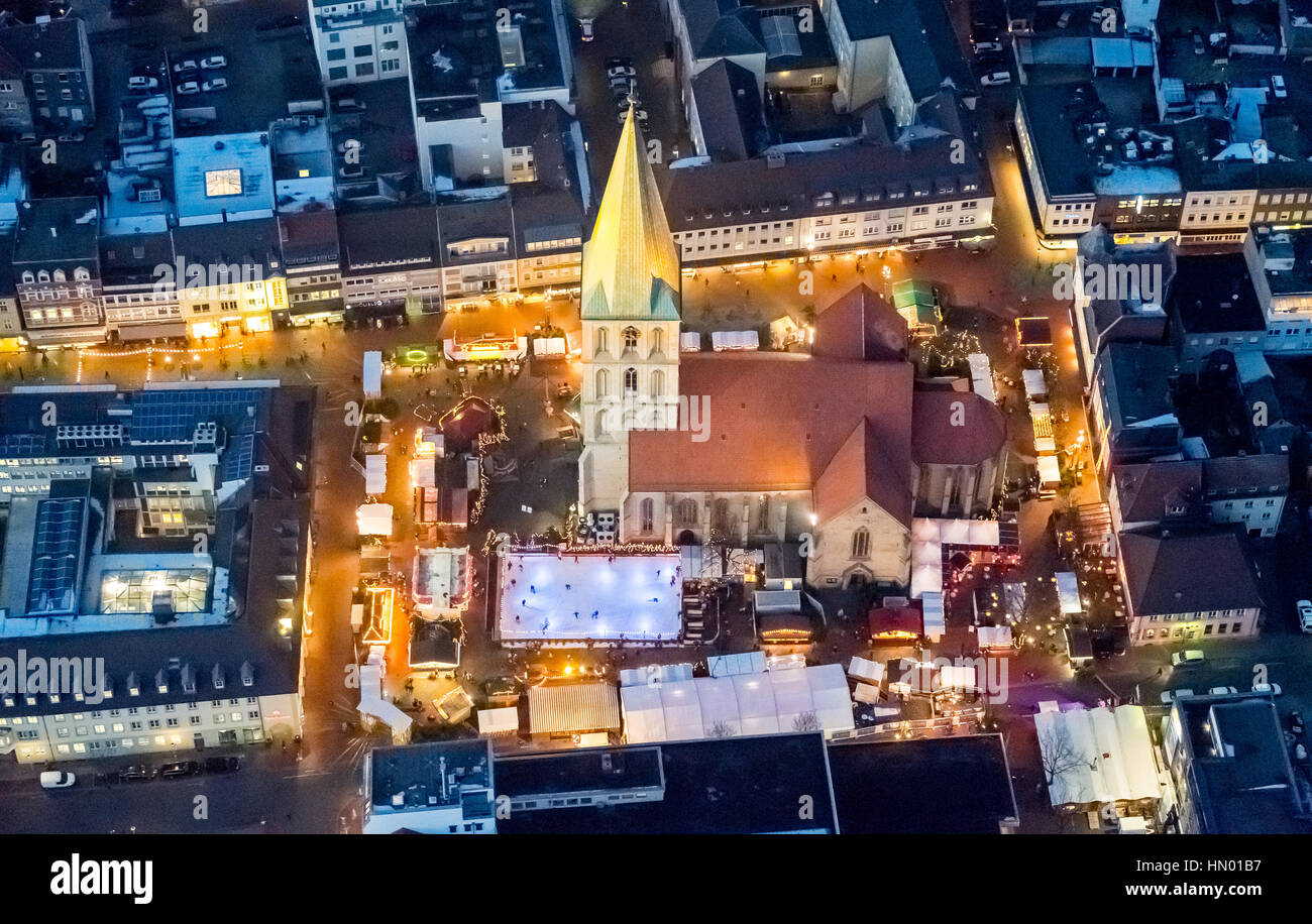 Weihnachtsmarkt mit Eisbahn in der St. Pauls Kirche bei Nacht, Hamm, Ruhr District, North Rhine-Westphalia, Germany Stockfoto