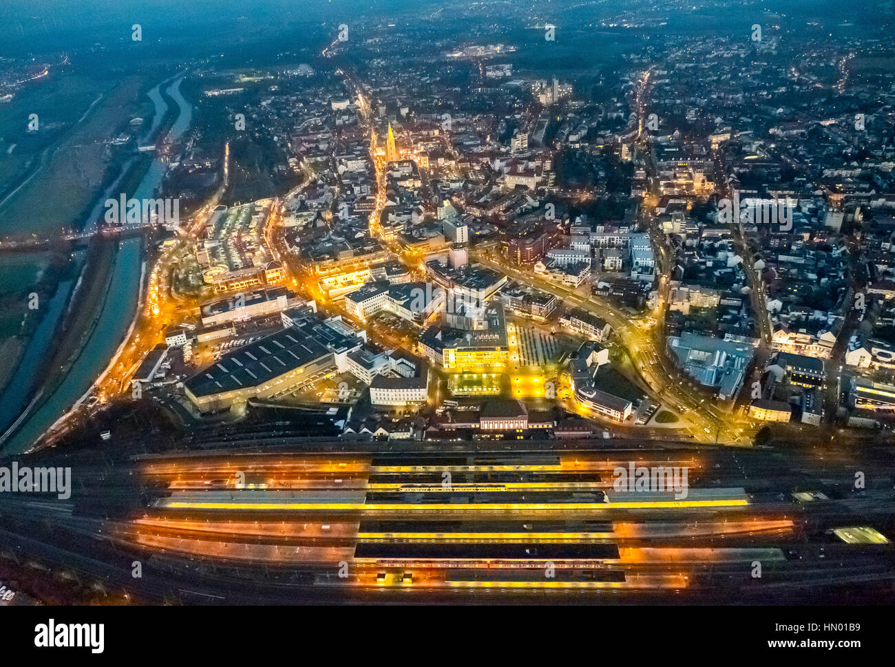 Nachtaufnahme, Ansicht von Hamm mit Bahnhof und Spuren, Ruhrgebiet, Nordrhein-Westfalen, Deutschland Stockfoto