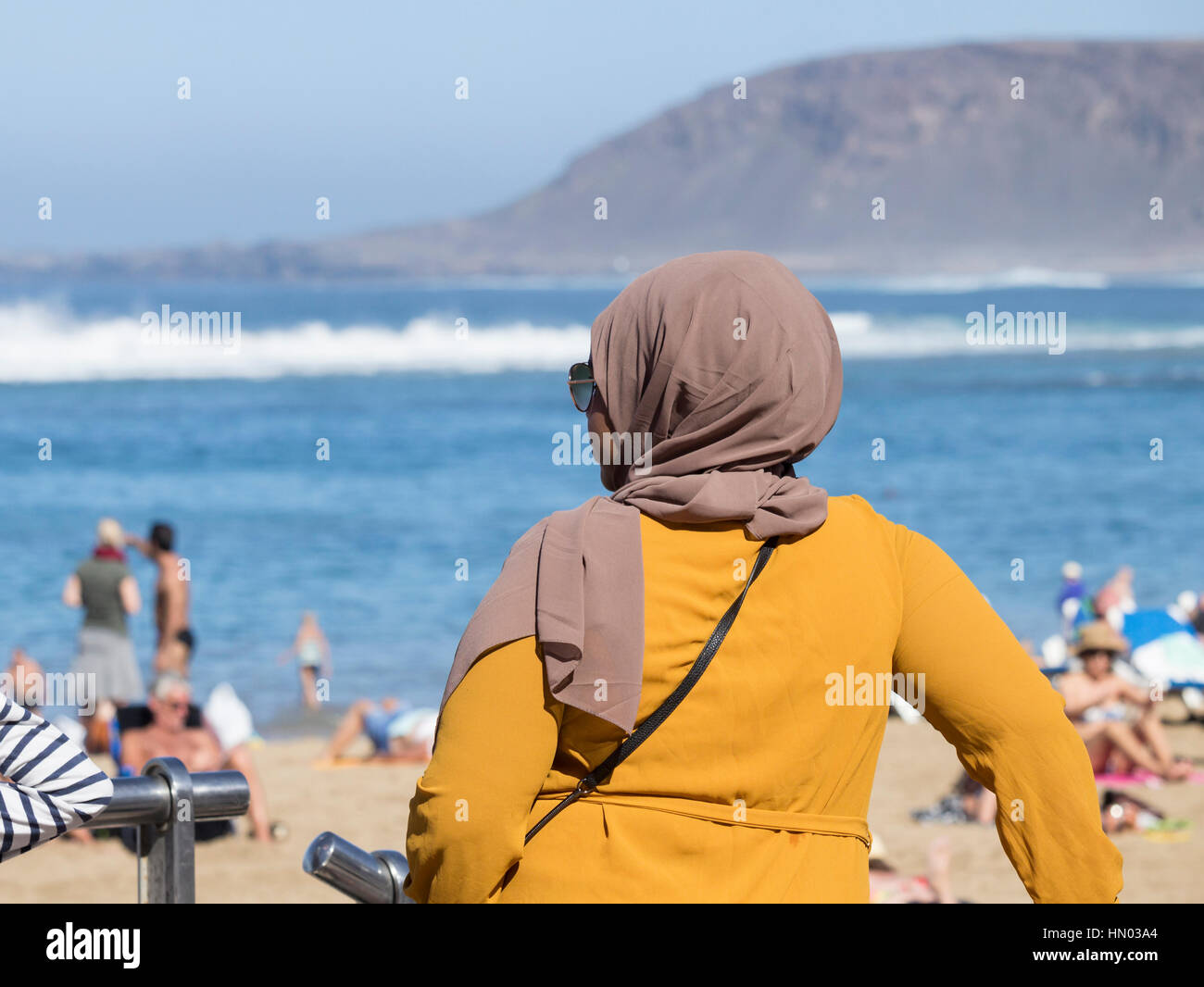 Frau trägt Hijab, Kopfbedeckungen getragen von muslimischen Frauen am Strand in Spanien Stockfoto