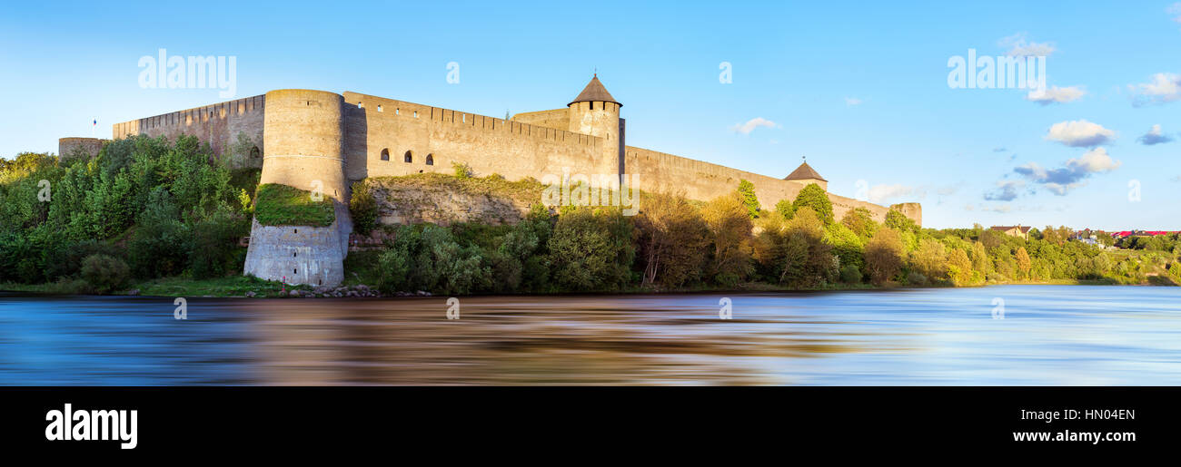 Ivangorod Festung stehen am Ufer des Flusses Narva. Mittelalterliche Befestigungsanlagen auf estnisch-russischen Grenze. Russland Stockfoto