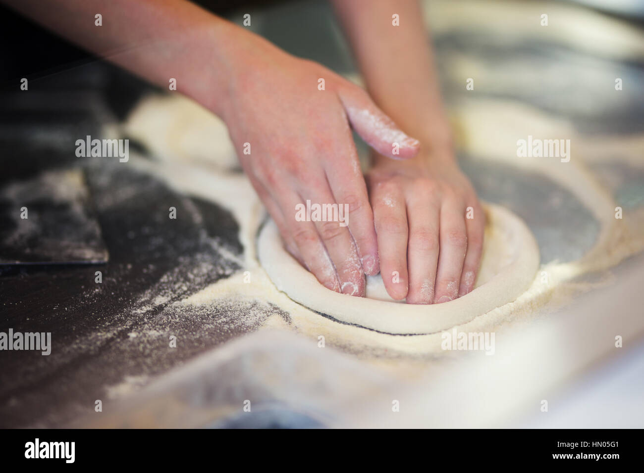 Händen kneten Sie den Teig für Pizza machen Stockfoto