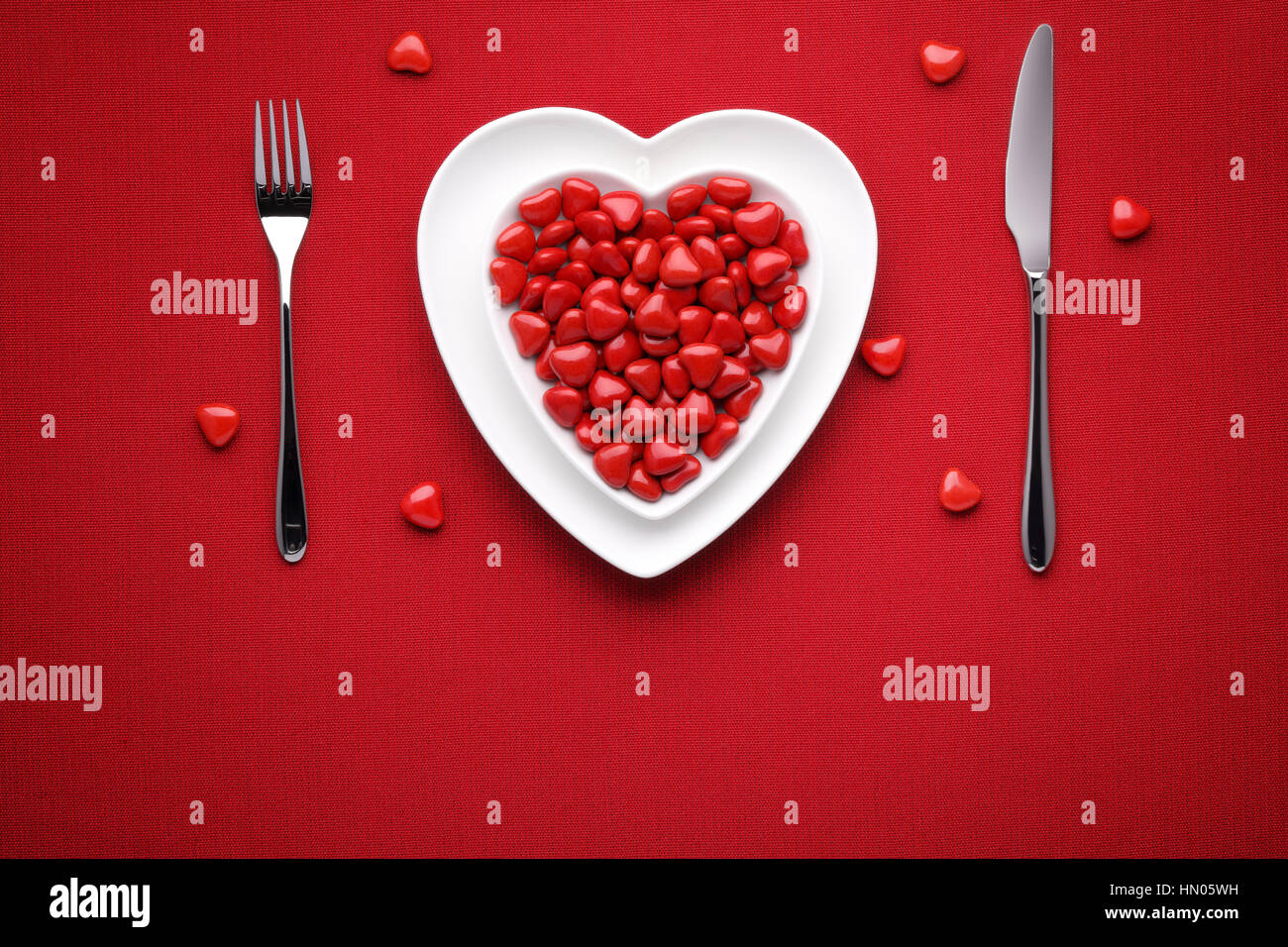 Romantische Tischdekoration zum Valentinstag Stockfoto